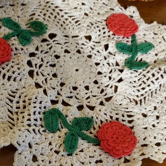 Vintage  Rose HandCrocheted Round Center Piece Doily. - Picture 4 of 5